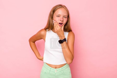 Foto de Caucásico adolescente chica aislado en rosa fondo tener un fuerte dolor de dientes, dolor molar. - Imagen libre de derechos