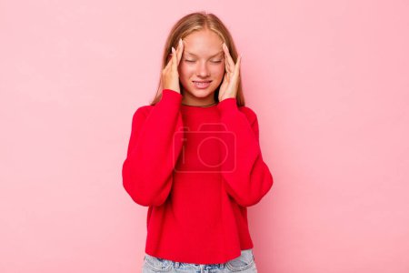 Téléchargez les photos : Caucasien adolescent fille isolé sur fond rose touchant les temples et ayant mal à la tête. - en image libre de droit