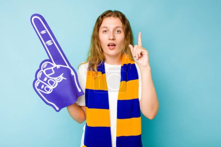 Téléchargez les photos : Jeune femme caucasienne fan de sport isolé sur fond bleu ayant une bonne idée, concept de créativité. - en image libre de droit