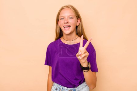Foto de Caucásico adolescente chica aislado en beige fondo mostrando número dos con los dedos. - Imagen libre de derechos