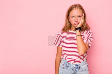 Téléchargez les photos : Caucasien adolescent fille isolé sur fond rose qui se sent triste et coûteux, en regardant l'espace de copie. - en image libre de droit