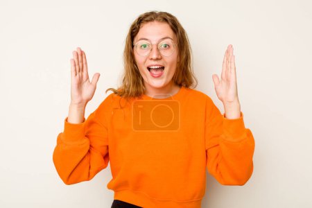 Téléchargez les photos : Jeune femme caucasienne isolée sur fond blanc recevant une agréable surprise, excitée et levant les mains. - en image libre de droit