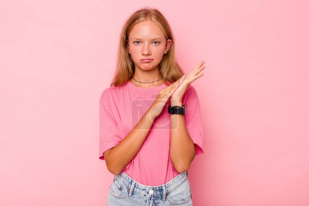 Téléchargez les photos : Caucasien adolescent fille isolé sur fond rose se sentant énergique et confortable, les mains frottantes confiant. - en image libre de droit