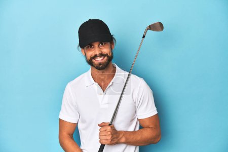 Téléchargez les photos : Golfeur aux cheveux longs avec club et chapeau riant et s'amusant. - en image libre de droit
