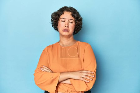Photo for Young Caucasian woman with short hair tired of a repetitive task. - Royalty Free Image