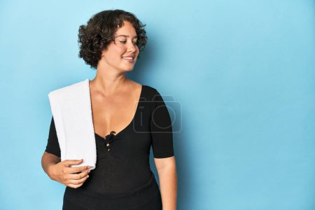 Foto de Joven atlética mujer caucásica con toalla, tiro al estudio. - Imagen libre de derechos