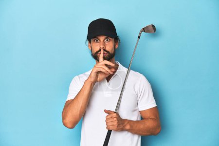 Foto de Golfista de pelo largo con club y sombrero guardando un secreto o pidiendo silencio. - Imagen libre de derechos