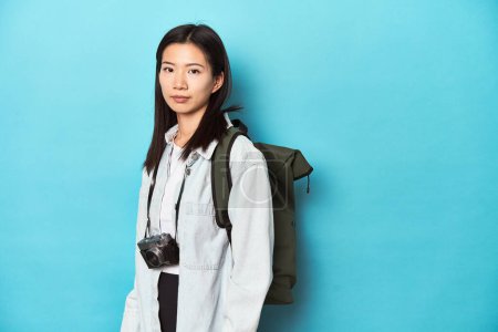 Foto de Joven viajero asiático con mochila y cámara vintage. - Imagen libre de derechos