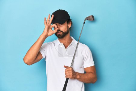 Foto de Golfista de pelo largo con club y sombrero emocionado mantener el gesto bien en el ojo. - Imagen libre de derechos