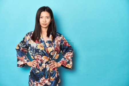 Téléchargez les photos : Élégante jeune femme asiatique en kimono floral, toile de fond studio. - en image libre de droit