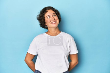 Téléchargez les photos : Jeune femme caucasienne avec les cheveux courts détendu et heureux rire, cou étiré montrant les dents. - en image libre de droit