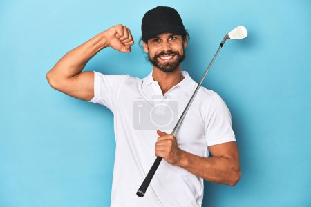 Foto de Golfista de pelo largo con club y sombrero levantando puño después de una victoria, concepto ganador. - Imagen libre de derechos