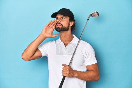 Foto de Golfista de pelo largo con club y sombrero gritando y sosteniendo la palma cerca de la boca abierta. - Imagen libre de derechos