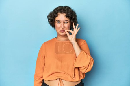 Téléchargez les photos : Jeune femme caucasienne aux cheveux courts avec les doigts sur les lèvres gardant un secret. - en image libre de droit