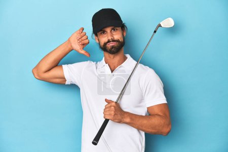 Foto de Golfista de pelo largo con club y sombrero se siente orgulloso y seguro de sí mismo, ejemplo a seguir. - Imagen libre de derechos