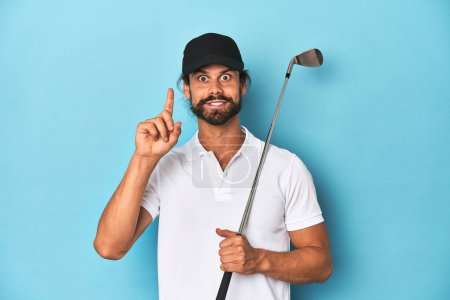 Foto de Golfista de pelo largo con club y sombrero tener una idea, concepto de inspiración. - Imagen libre de derechos