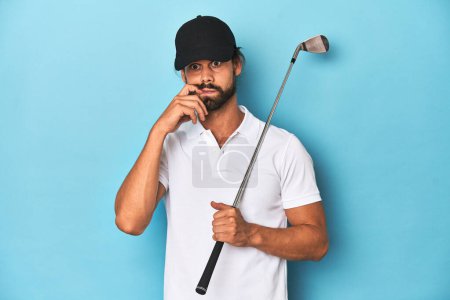 Foto de Golfista de pelo largo con club y sombrero mordiendo las uñas, nervioso y muy ansioso. - Imagen libre de derechos