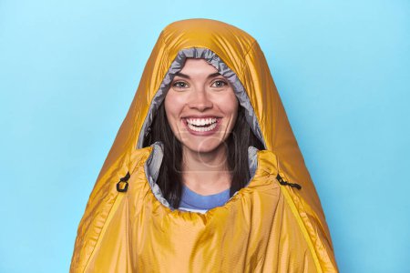 Téléchargez les photos : Jeune femme confortable à l'intérieur du camping sac de couchage - en image libre de droit