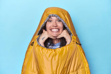 Téléchargez les photos : Jeune femme confortable à l'intérieur du camping sac de couchage - en image libre de droit