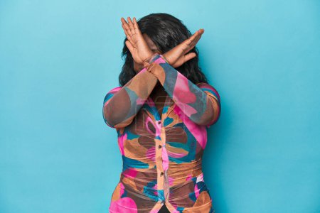Téléchargez les photos : Jeune femme courbée afro-américaine gardant deux bras croisés, concept de déni. - en image libre de droit