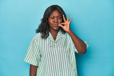Téléchargez les photos : Jeune femme courbée afro-américaine avec les doigts sur les lèvres gardant un secret. - en image libre de droit