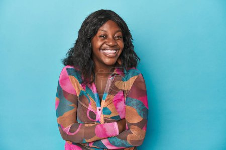 Téléchargez les photos : Jeune femme courbée afro-américaine riant et s'amusant. - en image libre de droit