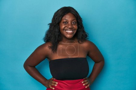 Téléchargez les photos : Jeune femme courbée afro-américaine heureuse, souriante et joyeuse. - en image libre de droit
