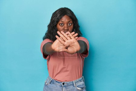 Foto de Joven afroamericana curvilínea mujer haciendo un gesto de negación - Imagen libre de derechos