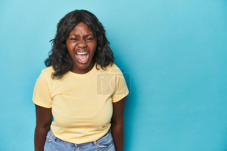 Foto de Joven africano americano curvas mujer gritando muy enojado, rabia concepto, frustrado. - Imagen libre de derechos