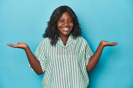Téléchargez les photos : Jeune femme courbée afro-américaine fait échelle avec les bras, se sent heureux et confiant. - en image libre de droit