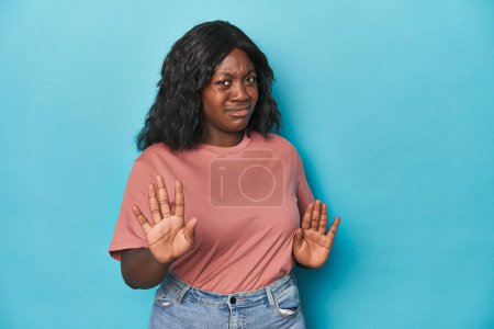 Foto de Joven afroamericana curvilínea mujer rechazando a alguien mostrando un gesto de asco. - Imagen libre de derechos