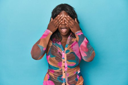 Foto de Joven africano americano curvilínea mujer miedo cubriendo ojos con manos. - Imagen libre de derechos