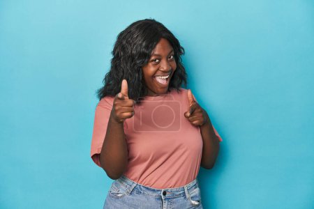 Téléchargez les photos : Jeune femme courbée afro-américaine pointant vers l'avant avec les doigts. - en image libre de droit