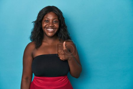 Foto de Joven africana americana curvilínea mujer sonriendo y levantando el pulgar hacia arriba - Imagen libre de derechos