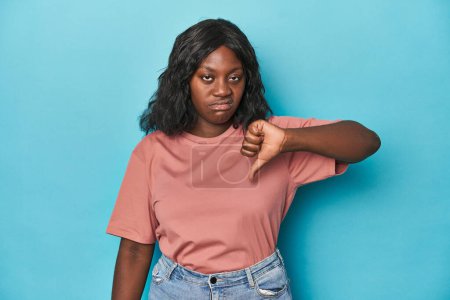 Téléchargez les photos : Jeune femme courbée afro-américaine montrant pouce baissé, concept de déception. - en image libre de droit