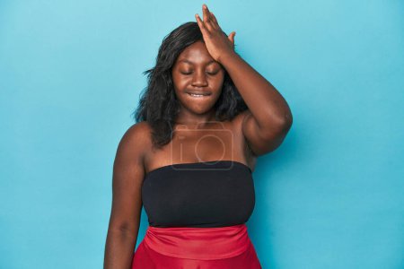 Téléchargez les photos : Jeune femme afro-américaine courbée oubliant quelque chose, frappant le front avec la paume et fermant les yeux. - en image libre de droit