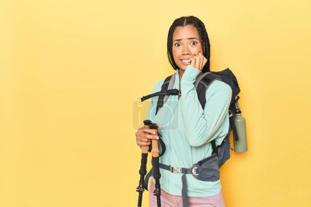 Téléchargez les photos : Femme indonésienne avec équipement de randonnée sur ongles jaunes mordus, nerveux et très anxieux. - en image libre de droit