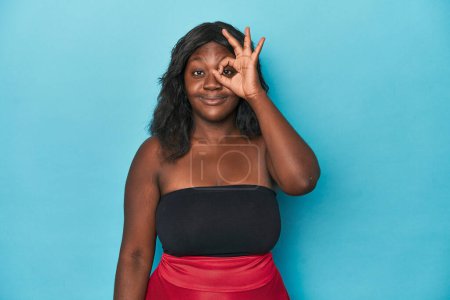 Téléchargez les photos : Jeune afro-américaine courbée femme excitée garder ok geste sur l'œil. - en image libre de droit