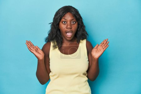 Téléchargez les photos : Jeune femme courbée afro-américaine surprise et choquée. - en image libre de droit