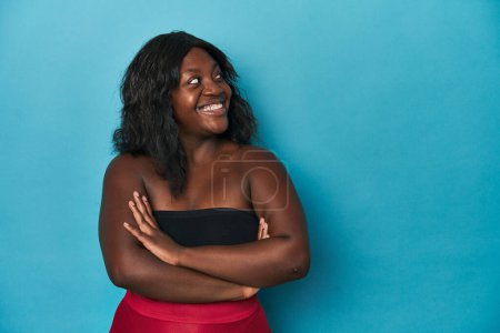 Foto de Joven africana americana curvilínea mujer sonriendo confiada con los brazos cruzados. - Imagen libre de derechos