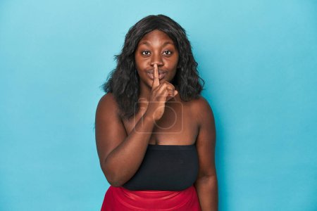 Téléchargez les photos : Jeune femme courbée afro-américaine gardant un secret ou demandant le silence. - en image libre de droit
