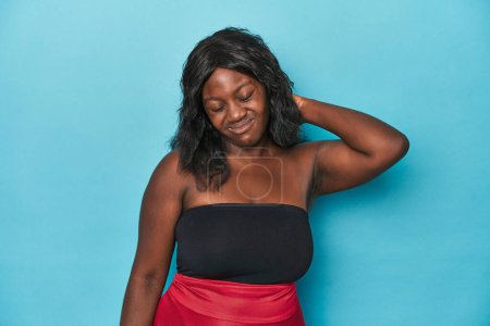 Téléchargez les photos : Jeune femme afro-américaine courbée souffrant de douleurs au cou dues à un mode de vie sédentaire. - en image libre de droit