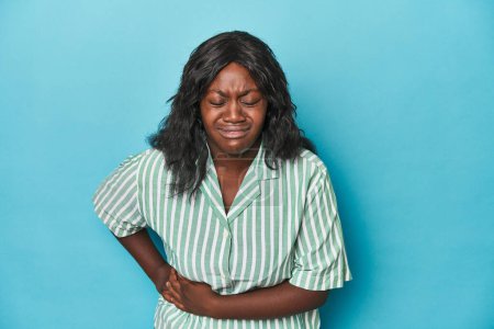Téléchargez les photos : Jeune femme afro-américaine courbée ayant une douleur au foie, maux d'estomac. - en image libre de droit