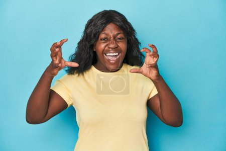 Téléchargez les photos : Jeune femme courbée afro-américaine criant de rage. - en image libre de droit