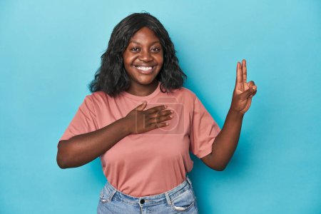 Téléchargez les photos : Jeune femme courbée afro-américaine prêtant serment, mettant la main sur la poitrine. - en image libre de droit