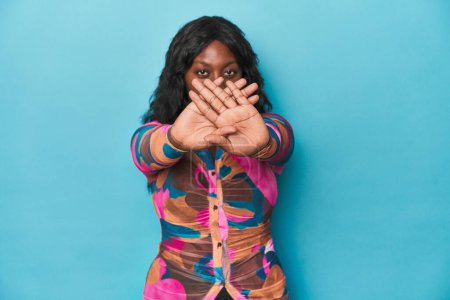 Foto de Joven afroamericana curvilínea mujer haciendo un gesto de negación - Imagen libre de derechos