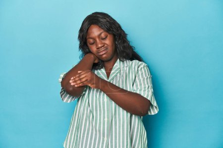Téléchargez les photos : Jeune femme afro-américaine courbée massant le coude, souffrant après un mauvais mouvement. - en image libre de droit