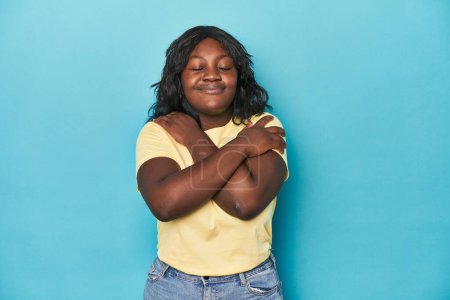 Téléchargez les photos : Jeune femme afro-américaine courbée câlins, souriant insouciant et heureux. - en image libre de droit
