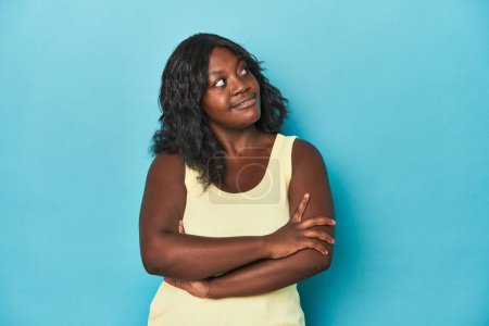 Téléchargez les photos : Jeune femme courbée afro-américaine rêvant d'atteindre des objectifs et des buts - en image libre de droit
