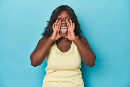 Téléchargez les photos : Jeune femme courbée afro-américaine criant excité à l'avant. - en image libre de droit